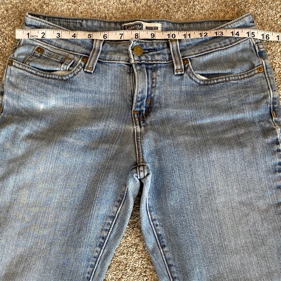 Levi’s signature light wash modern bootcut jeans with flared leg. Women's size 8 - Picture 8 of 9